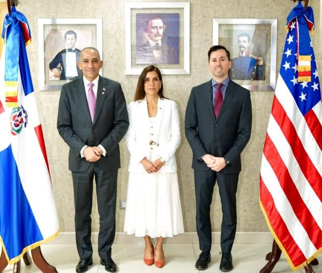 Embajadora de EEUU presenta en la DNCD al nuevo agregado interino de la DEA en RD