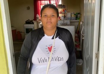 Residente denuncia agentes de Migración rompieron puerta de su casa y sustrajeron dinero en Bayaguana