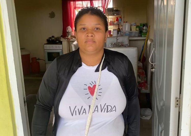 Residente denuncia agentes de Migración rompieron puerta de su casa y sustrajeron dinero en Bayaguana