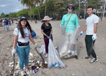 Voluntarios llaman a crear conciencia durante jornada de limpieza en playa de Haina