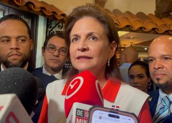 Raquel Peña resalta el aporte de las mujeres en la salud durante gala “Premio Armida” en Santiago