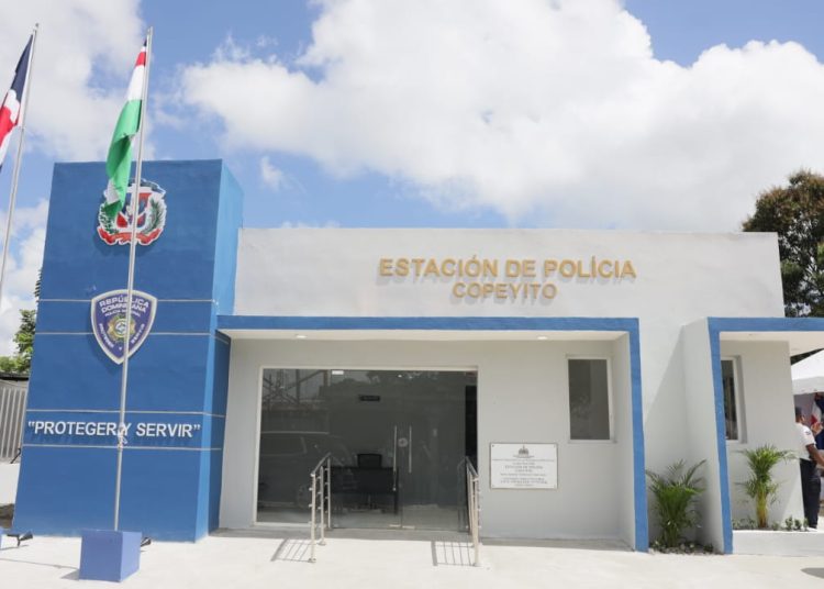 Gobierno inaugura dos estaciones policiales en María Trinidad Sánchez para reforzar la seguridad