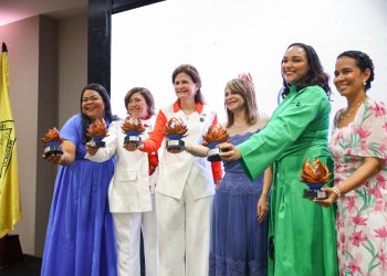 Raquel Peña y cinco médicas reciben Premio Armida García; destacan que 81.1 % del personal sanitario en RD son mujeres