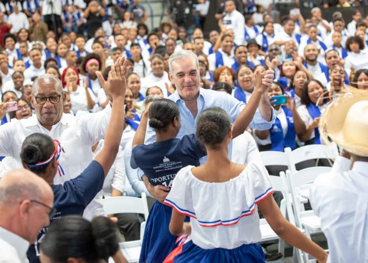 Abinader baila merengue con estudiantes durante graduación del programa Oportunidad 14-24