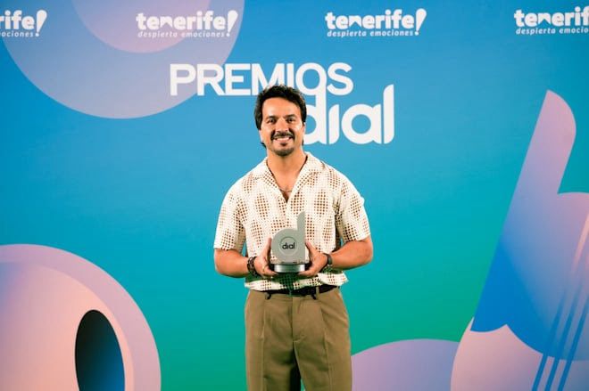 Luis Fonsi hace vibrar los Premios Dial 2026 de España