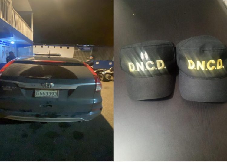 Desarticulan banda que simulaba operativos de la DNCD para cometer atracos; cuatro detenidos y evidencias ocupadas