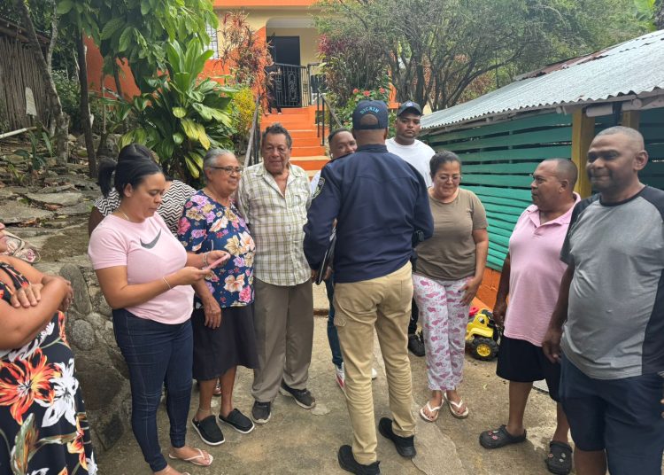 Policía pide disculpas a pareja de envejecientes por daños durante operativo en Puerto Plata y asume reparación