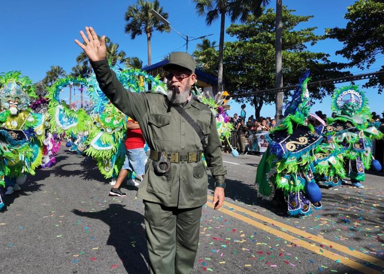Comparsas y personajes de todo el país deslumbran en el Desfile Nacional de Carnaval 2026