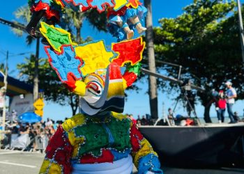 Un lechón de Santiago destaca en el Desfile Nacional de Carnaval con mensaje de concienciación sobre el autismo