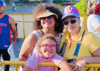 Cientos de dominicanos y turistas se dejan contagiar por la alegría del Carnaval Dominicano en el Desfile Nacional