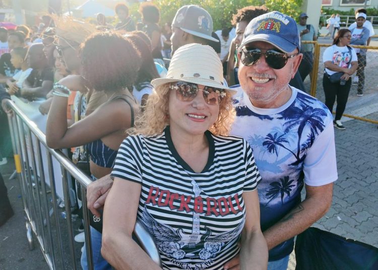 Pareja mexicana vive por primera vez el Carnaval dominicano y apoya a RD en el Clásico Mundial