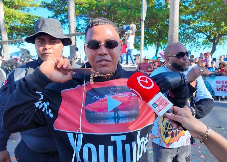 Disfraces inspirados en Santiago Matías y La Fruta se destacan en el Desfile Nacional de Carnaval
