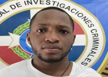 Policía identifica y persigue a hombre acusado de matar a uno y herir a tres personas en Villa Mella