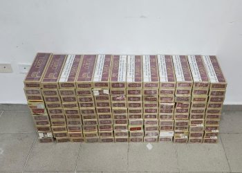Autoridades ocupan 24,000 cigarrillos ilícitos durante operativo en colmado de SDE