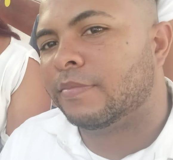 Matan a peluquero de varios disparos durante balacera por discusión en cancha de Altos de Rafey, Santiago