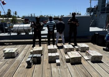 Ofensiva total contra el narcotráfico: incautan 261 paquetes de presunta cocaína y arrestan dos hombres en Baní