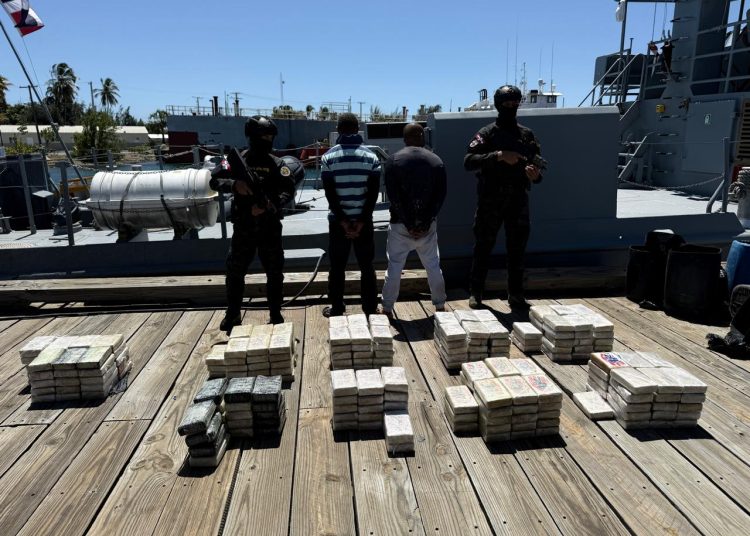 Ofensiva total contra el narcotráfico: incautan 261 paquetes de presunta cocaína y arrestan dos hombres en Baní