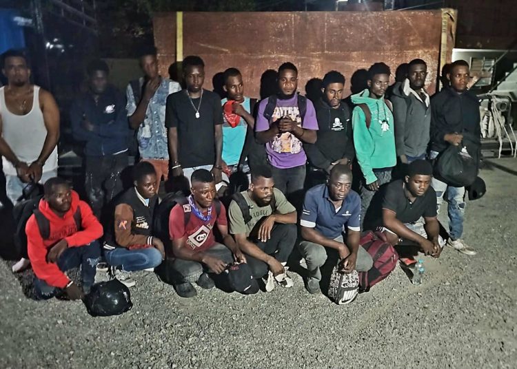 Ejército detiene hombre que ocultaba 15 haitianos indocumentados en un camión cisterna en Navarrete