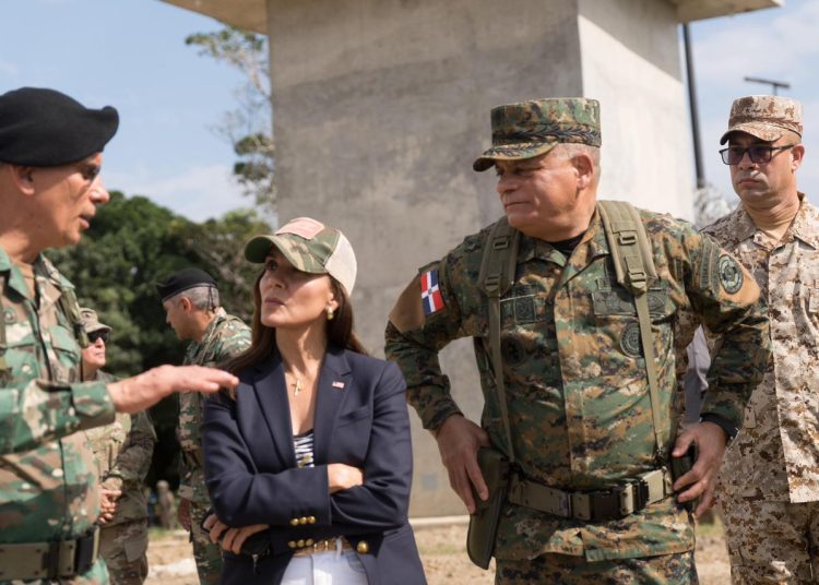 Ministro de Defensa y embajadora de Estados Unidos realizan recorrido por la zona fronteriza de Dajabón