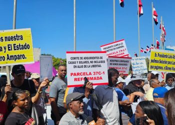 Afectados por Bienes Nacionales con la compra de solares protesta frente al Congreso Nacional