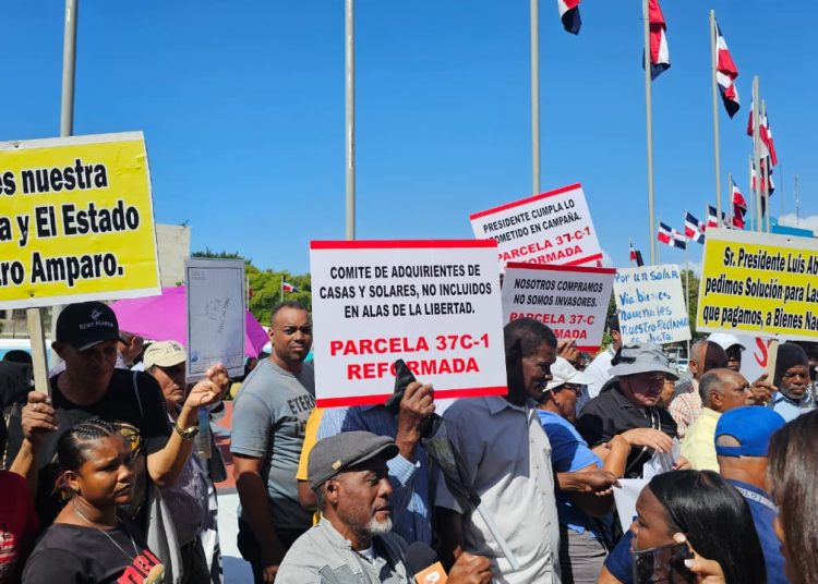 Afectados por Bienes Nacionales con la compra de solares protesta frente al Congreso Nacional