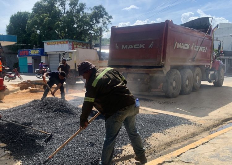 Autoridades ejecutan jornada de bacheo en El Limón previo a Semana Santa 2026