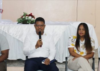 Director del Distrito Educativo 03-01 de Azua presenta avances en encuentro con periodistas