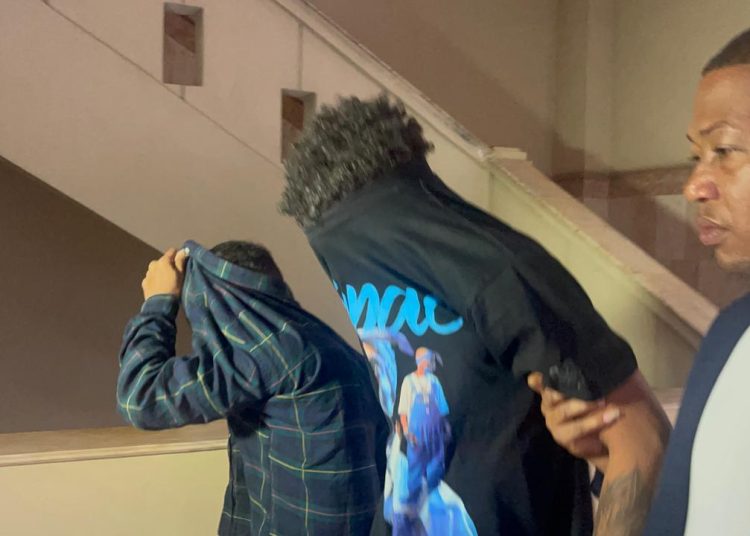 Conocerán este miércoles coerción contra “El Mosquito” y otro joven acusados de atracar mujer en pleno centro de Santiago