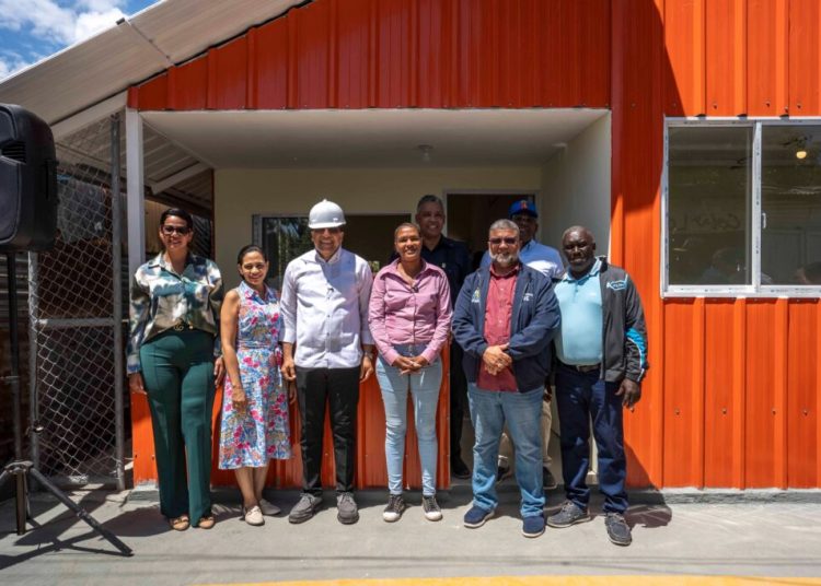 Alcalde Dío Astacio cumple su promesa y entrega vivienda a madre soltera en Mendoza