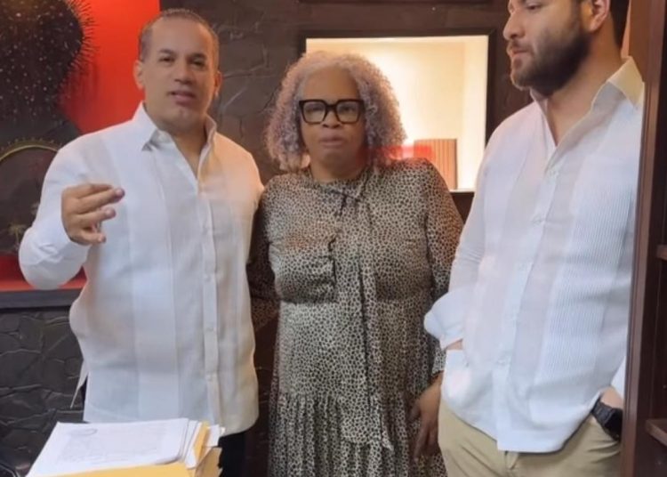 Emilio y Raeldo López agradecen a César Suárez Jr. aceptar solicitud de participación de Martha Candela en Premios Soberano