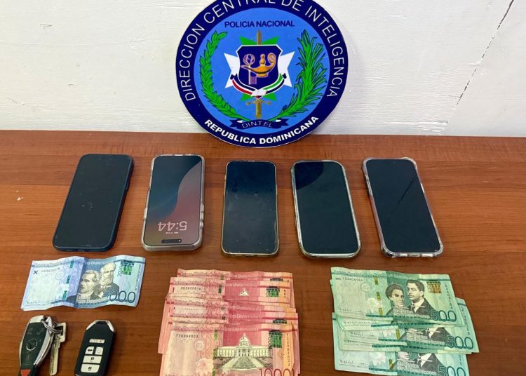 Desmantelan red de ciberdelincuencia en residencial de Nibaje, Santiago; apresan tres y ocupan vehículos, dinero y equipos tecnológicos
