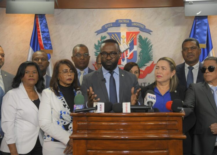 Diputado Carlos De Pérez somete proyecto que endurece sanciones y moderniza la pensión alimentaria en RD