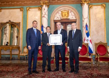 Presidente Abinader concede condecoración póstuma al periodista Orlando Martínez Howley en la Orden del Mérito Duarte, Sánchez y Mella