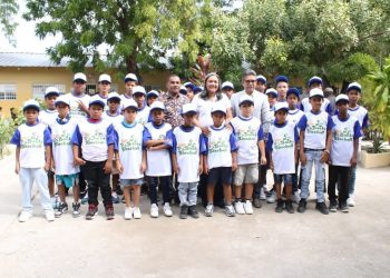 Gobernadora de Azua encabeza operativo comunitario en Pueblo Viejo con servicios gratuitos