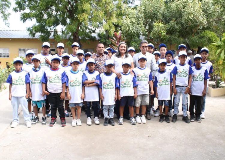 Gobernadora de Azua encabeza operativo comunitario en Pueblo Viejo con servicios gratuitos