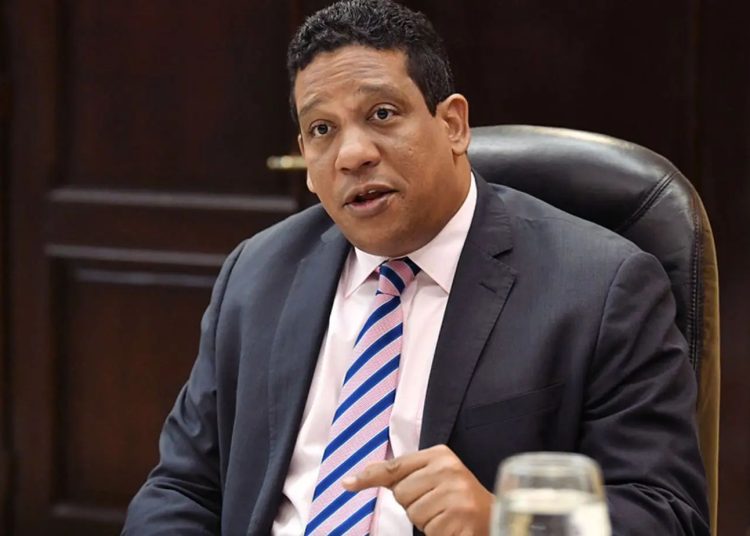 Carlos Pimentel defiende legalidad de licitación del INABIE para gomitas multivitamínicas pese a suspensión