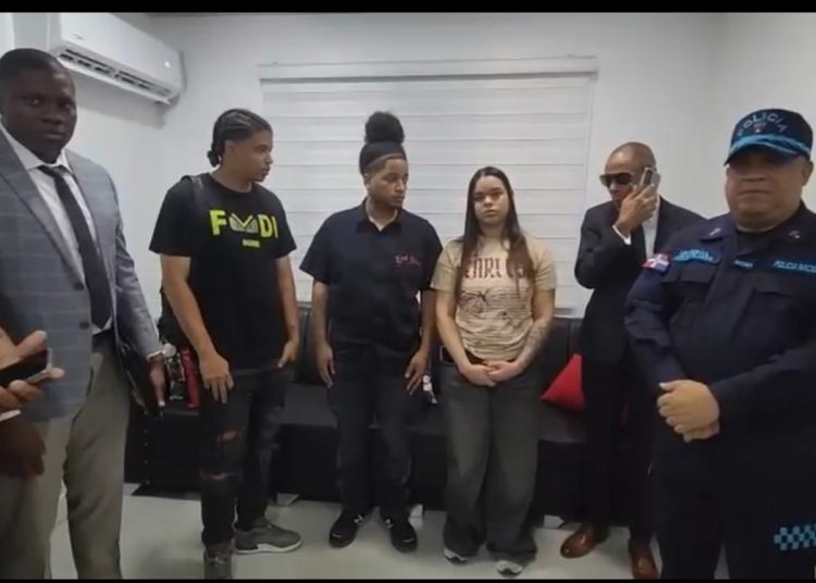 Se entregan jóvenes implicados ataque con bisturí a agente de la Digesett en Aeropuerto del Cibao