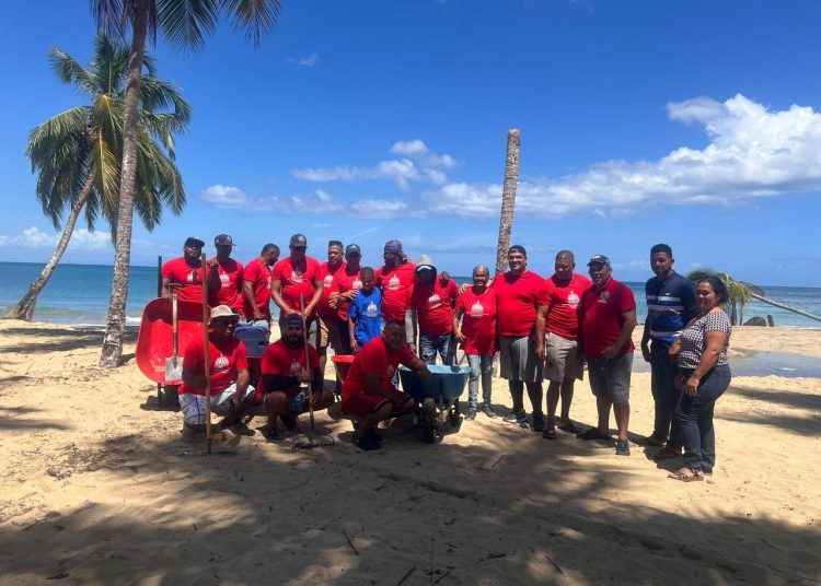 Director de Deportes lidera operativo de limpieza en Playa Punta Arena previo a Semana Santa 2026