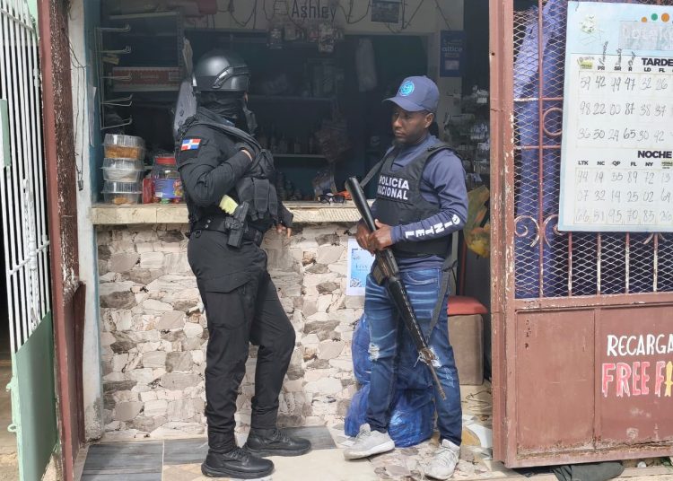 Ministerio Público y Policía Nacional realizan allanamientos en colmados y centros comerciales de Villa Hermosa