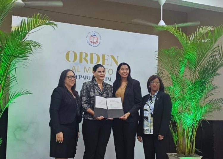 Jueza Dajabonera Maritza Marisol Reynoso recibe el premio Orden al Mérito Judicial