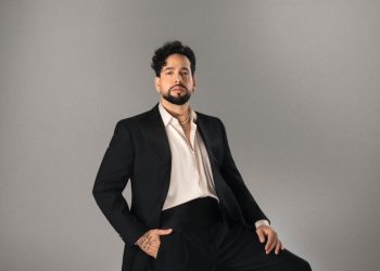 Lemar brilla en Premios Soberano 2026 honrando sus raíces con traje contemporáneo de Wilson Alcequiez