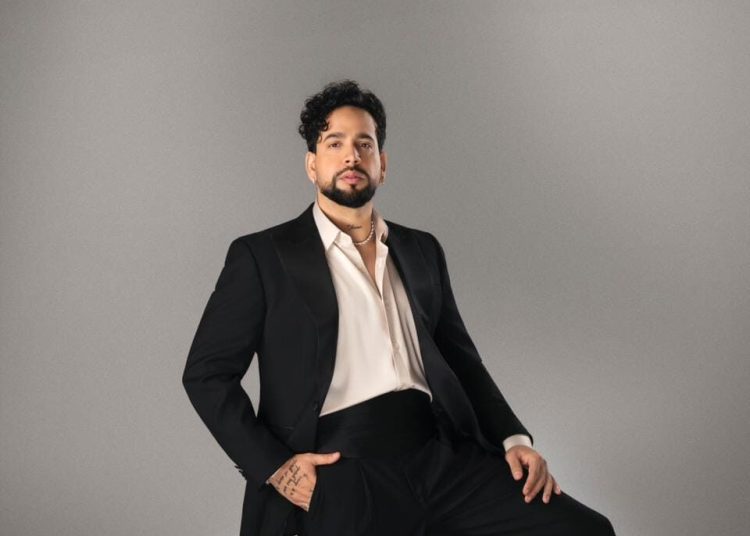 Lemar brilla en Premios Soberano 2026 honrando sus raíces con traje contemporáneo de Wilson Alcequiez