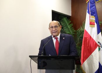 Ministro Rafael Santos advierte se debe actualizar su currículo ante los cambios tecnológicos globales