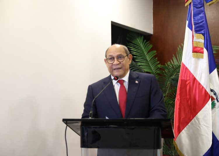 Ministro Rafael Santos advierte se debe actualizar su currículo ante los cambios tecnológicos globales