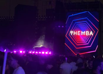 David Guetta y sus fanáticos desafían la lluvia y mantienen la fiesta en pleno concierto