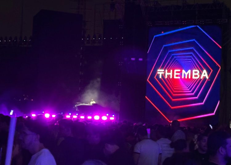 David Guetta y sus fanáticos desafían la lluvia y mantienen la fiesta en pleno concierto