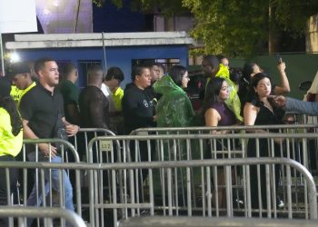 Fanáticos de David Guetta desafían la lluvia para disfrutar de su concierto en República Dominicana