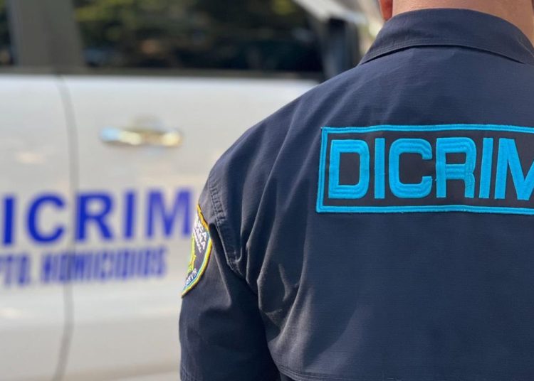 Policía investiga doble muerte y un herido en tiroteo por presunta disputa de drogas en Santiago Oeste; hay dos prófugos