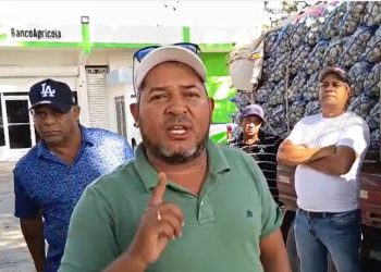 Productores de ajo en Constanza protestan frente al Banco Agrícola