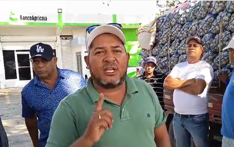 Productores de ajo en Constanza protestan frente al Banco Agrícola